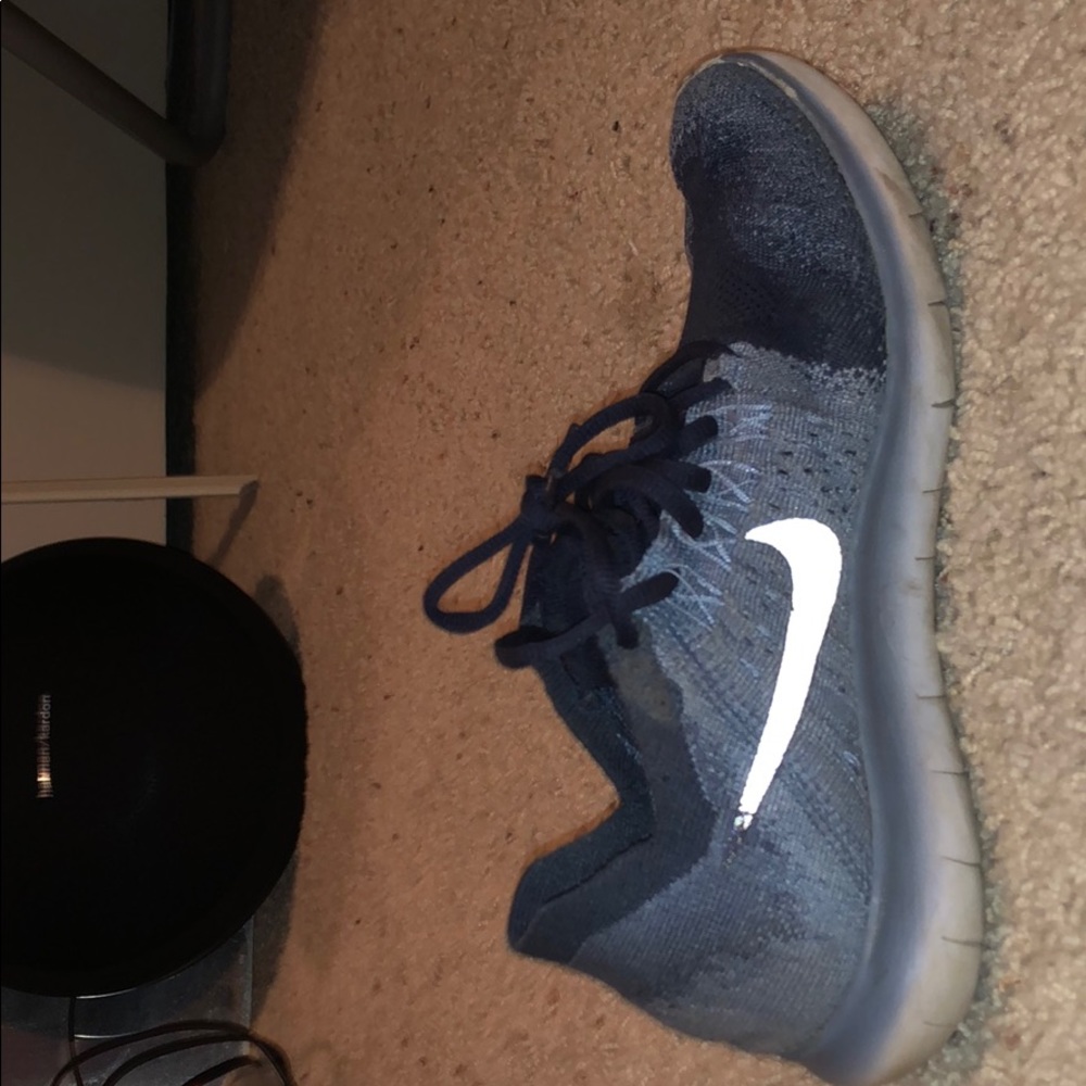 Nike free runs size 7 youth big boy